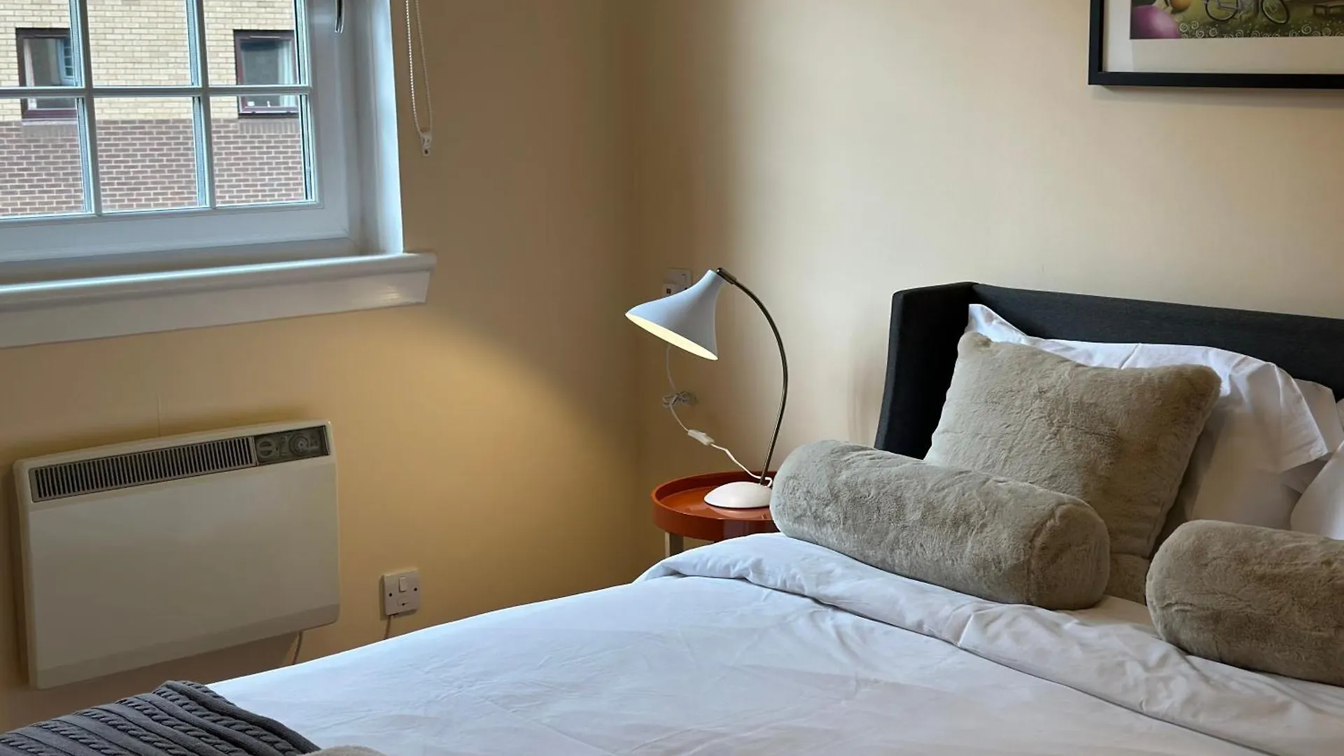 One Room With Parking Space Edinburgh Apartment